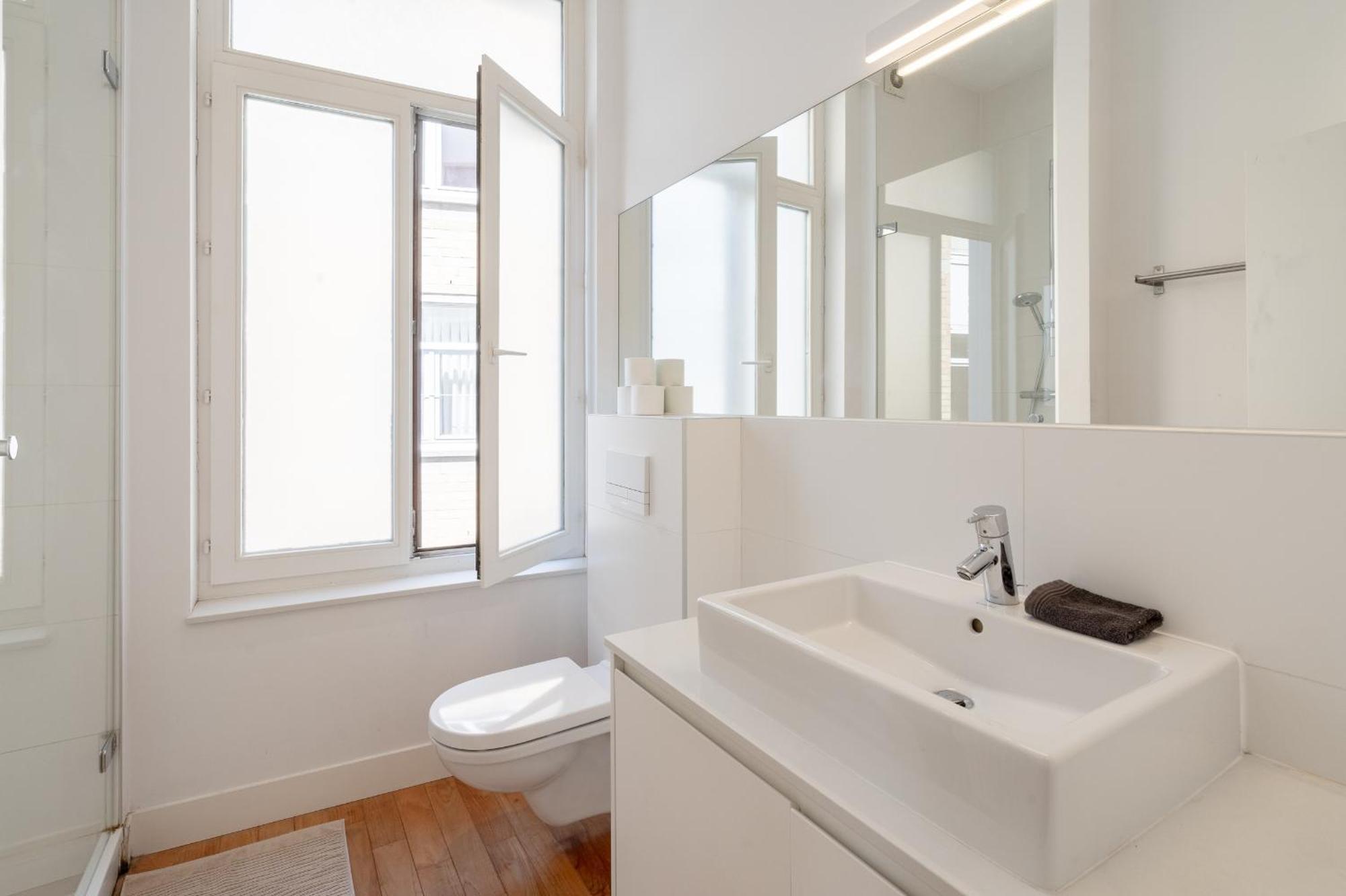 Beautiful Modern Apartment In The Heart Of Антверпен Экстерьер фото
