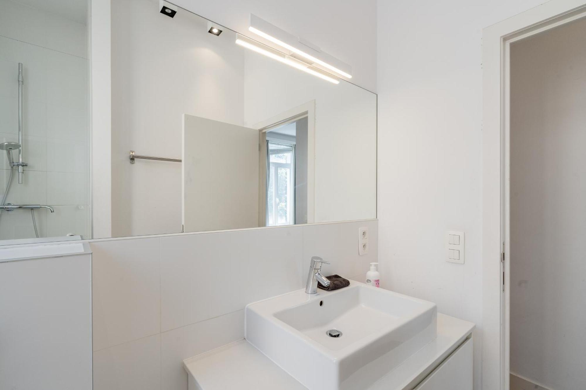Beautiful Modern Apartment In The Heart Of Антверпен Экстерьер фото
